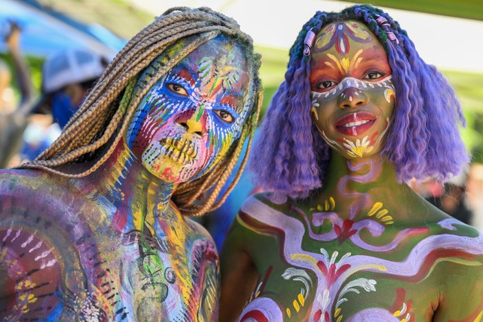 Demi Body Painting, Mereka Rela Dicat Tubuhnya NEW YORK, NEW YORK - JULY 24: Tasha Dougé and Mckensi Scy participate in the 9th annual ‘NYC Body Painting Day’ in Union Square on July 24, 2022 in New York City. Despite an ongoing heatwave over 50 artists and nude models participated painting each other before joining in a circle of hope. This year’s theme was hope. (Photo by Alexi Rosenfeld/Getty Images)