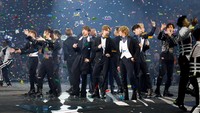 Mirror merupakan grup asal Hong Kong yang terdiri dari 12 anggota. Dijadwalkan, mereka menggelar konser MIRROR.WEARE sebanyak 12 pertunjukan sejak 25 Juli 2022 hingga 5 Agustus 2022. (Reuters/Tyrone Siu)