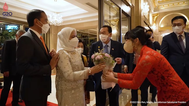 Kebaya tersebut kembali dikenakan Dita Karang saat menyambut kedatangan Presiden RI Joko Widodo dan Ibu Iriana di Seoul, Korea Selatan pada 27 Juli 2022. Foto: YouTube Sekretariat Presiden