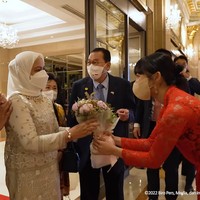 Kebaya tersebut kembali dikenakan Dita Karang saat menyambut kedatangan Presiden RI Joko Widodo dan Ibu Iriana di Seoul, Korea Selatan pada 27 Juli 2022. Foto: YouTube Sekretariat Presiden