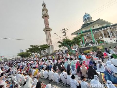 Ribuan warga Kota Kediri memadati jalan di depan Masjid Agung dan Alun-Alun untuk berdoa bersama jelas Tahun Baru Islam.