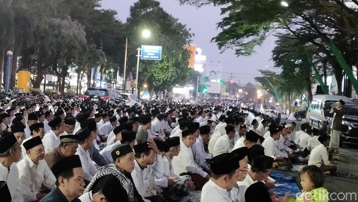 Ribuan warga Kota Kediri memadati jalan di depan Masjid Agung dan Alun-Alun untuk berdoa bersama jelas Tahun Baru Islam.