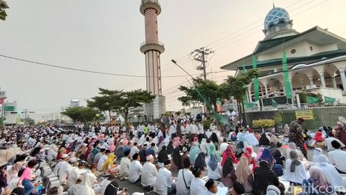 Ribuan warga Kota Kediri memadati jalan di depan Masjid Agung dan Alun-Alun untuk berdoa bersama jelas Tahun Baru Islam.