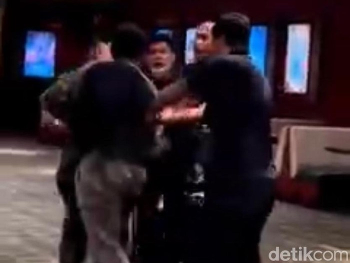 Dua sejoli berantem di mal di Pekanbaru.
