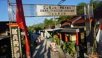 Dusun Memek berada di Desa Tanjung Wadung, Kecamatan Kabuh, Kabupaten Jombang. Namanya dipajang dengan jelas pada gapura masuk ke kampung ini.