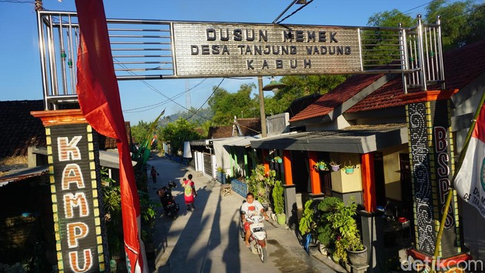 Nama Dusun Memek di Kota Santri Jombang membuat siapa saja yang membacanya spontan mengingat alat kelamin perempuan. Namun, jangan berpikir ngeres dulu, sebab nama kampung ini tak seperti yang Anda bayangkan.