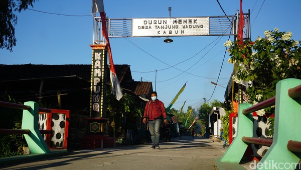 Warga setempat sama sekali tidak ingin mengubah nama tersebut. Dua gapura Dusun Memek kerap kali menjadi spot selfie para pengguna jalan untuk koleksi maupun di-posting ke medsos. Mereka tergelitik dengan nama kampung kecil ini yang menjurus ke alat kelamin wanita.