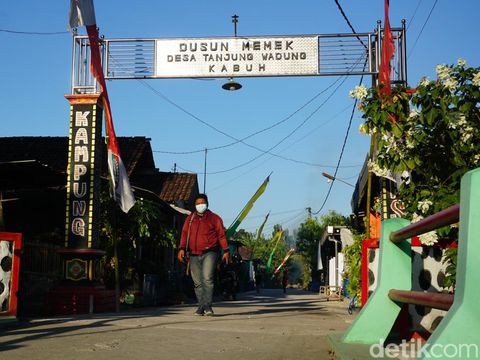 Nama Dusun Memek di Kota Santri Jombang membuat siapa saja yang membacanya spontan mengingat alat kelamin perempuan. Namun, jangan berpikir ngeres dulu, sebab nama kampung ini tak seperti yang Anda bayangkan.