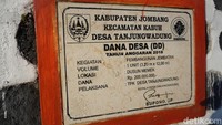 Plakat di Dusun Memek/Foto: Enggran Eko Budianto/detikJatim