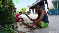 Sangat jarang warga Dusun Memek yang mencari nafkah sampai merantau ke daerah lain. Dusun itu hanya dihuni 64 kepala keluarga (KK) atau sekitar 104 jiwa.