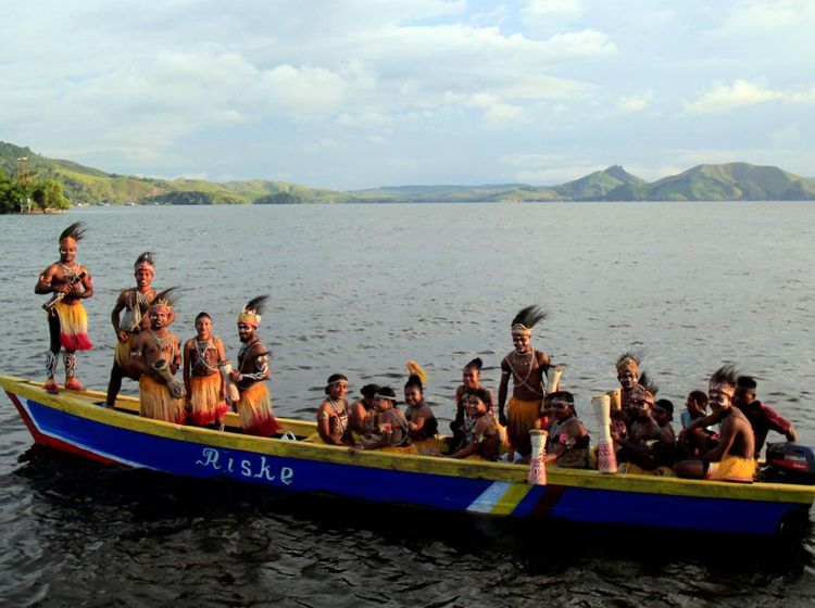 Keseruan Menari di Atas Perahu Saat Festival Nusantara Papua