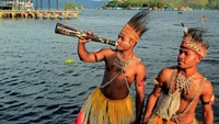 Dalam acara pembukaan Pagelaran Budaya Nusantara, Penari dari Kampung Ayapo meniup terompet tradisional ame di Pantai Khalkote, Distrik Sentani Timur, Kabupaten Jayapura, Papua, Kamis (28/7/2022).