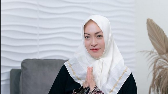 Foto Angelina Sondakh mantap berhijab.