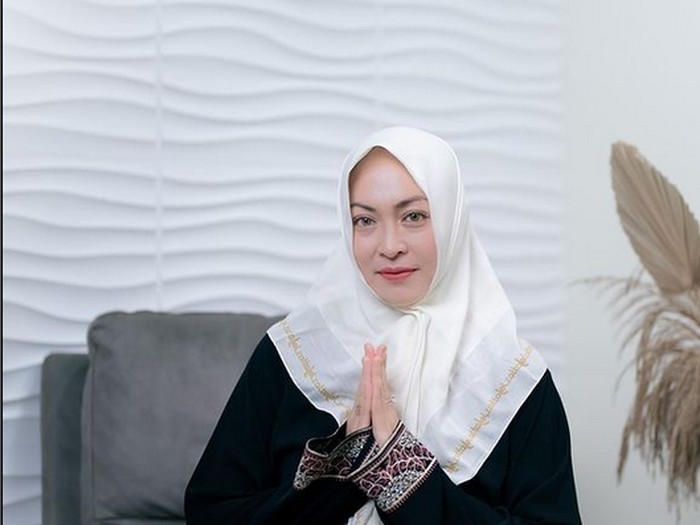 Foto Angelina Sondakh mantap berhijab.