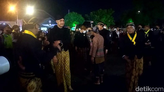 Ganjar Pranowo mengikuti kirab malam 1 Suro di Mangkunegaran, Jumat (29/7/2022).