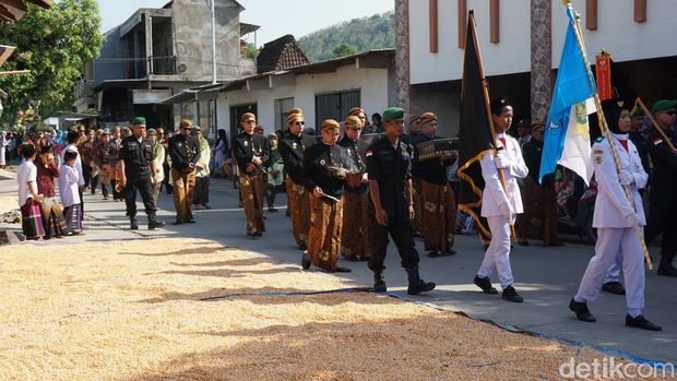 Suasana Grebeg Suro di lingkungan Pesantren Girikusumo dan Yayasan Ki Ageng Giri di Desa Banyumeneng, Mranggen, Demak, Jumat (29/7/2022)