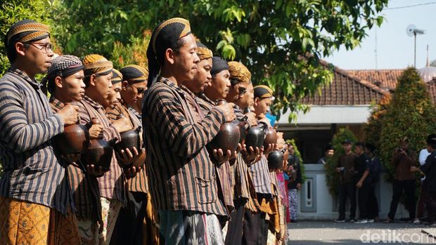 Suasana Grebeg Suro di lingkungan Pesantren Girikusumo dan Yayasan Ki Ageng Giri di Desa Banyumeneng, Mranggen, Demak, Jumat (29/7/2022)