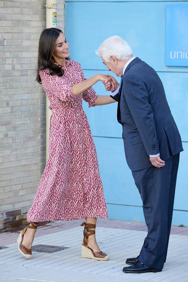 Ratu Letizia turut memastikan setiap busana yang membungkus tubuhnya selalu memiliki fashion statement. Ia tak malu memakai busana berulang kali, ataupun bergaya dengan busana murah dari merek-merek seperti H&M dan Zara. Sering pula ia memakai busana yang berulang kali atau meminjam gaun dari putrinya untuk mendukung gerakan sustainable fashion. (Foto: Getty Images/Carlos Alvarez)