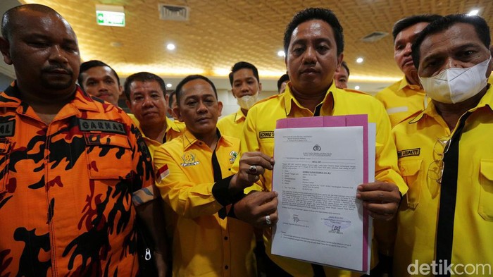 Golkar Laporkan Haris Pertama ke Bareskrim Polri Wakil Ketua Bakumham Achmad Taufan menunjukkan surat laporan kepada wartawan di Bareskrim Polri, Jumat (29/7/2022). Mantan Ketua Umum Komite Nasional Pemuda Indonesia (KNPI) Haris Pertama dilaporkan oleh Badan Advokasi Hukum dan HAM (Bakumham) DPP Partai Golkar ke Bareskrim Polri. Haris Pertama diduga telah melakukan hate speech kepada Ketua Umum Partai Golkar, Airlangga Hartarto.