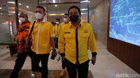 Achmad mengatakan pihaknya telah menyerahkan sejumlah bukti ke penyidik. Salah satunya video yang disebut membuat kegaduhan para Partai Golkar.