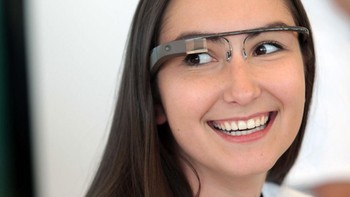 Kacamata pintar Google Glass merupakan produk ambisius yang diluncurkan pada tahun 2012. Sayangnya produk ini tidak pernah sampai ke tangan konsumen dan Google mengakhiri proyek Glass pada Januari 2015. Foto: Getty Images