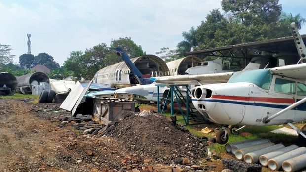 Gudang 'kuburan' pesawat di Bogor disegel