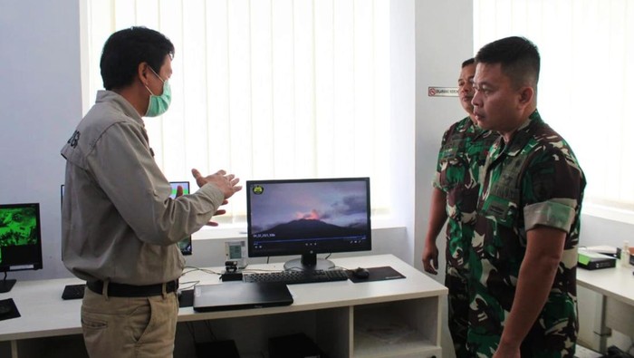 gunung raung meletus