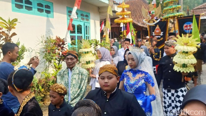 Sambut malam 1 Suro, warga di Dusun Brayut, Banjarnegara gelar kirab gunungan, Jumat (29/7/2022).