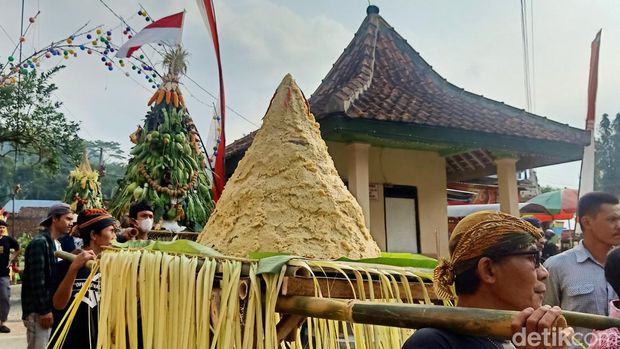Sambut malam 1 Suro, warga di Dusun Brayut, Banjarnegara gelar kirab gunungan, Jumat (29/7/2022).