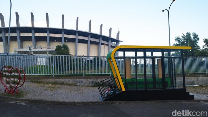 Halte Bus Trans Jatim di depan Stadion Gelora Joko Samudro Gresik