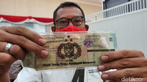 Ilustrasi bayar pajak kendaraan bermotor.