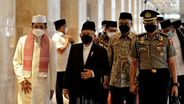 Imam Besar Masjid Istiqlal Nasaruddin Umar, Wakil Presiden KH Ma'ruf Amin, dan Pemimpin Redaksi Republika Irfan Junaidi berjalan menuju lokasi acara penyerahan Risalah untuk Indonesia Lestari di Masjid Istiqlal, Jumat (29/7/2022).