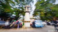 Karena tugu berada di perempatan jalan, kendaraan dari berbagai sisi bergantian melintas saat jam sibuk.