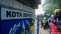 Arus lalu lintas di kawasan Tugu Gong Si Bolong tampak macet.