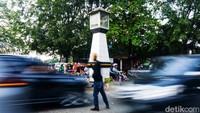 Lalin di Tanah Baru, Depok, Jawa Barat, tampak tersendat pada pantauan hari Jumat (29/7/2022) pukul 17.00 WIB dekat Tugu Gong Si Bolong.