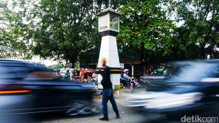 Ini Tugu Gong Depok yang Bakal Direlokasi Gegara Ganggu Lalin Tugu Gong Si Bolong di perempatan Tanah Baru, Kelurahan Tanah Baru, Beji, Kota Depok, bakal direlokasi. Sebab, tugu ini dianggap mengganggu lalin.