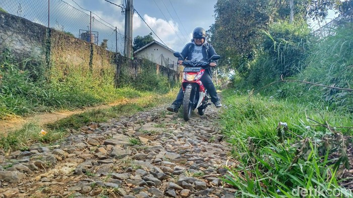 Jalan rusak di kawasan Arjasari, Kabupaten Bandung.
