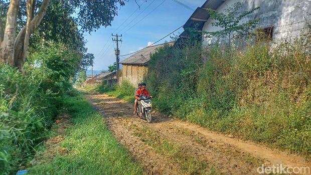 Jalan rusak di kawasan Arjasari, Kabupaten Bandung.