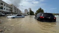 Tampak belasan mobil terendam banjir.