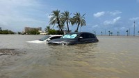 Banjir yang jarang terjadi merendam wilayah Fujairah, Uni Emirat Arab, Kamis (28/7).