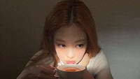 Pelantun lagu Lovesick Girls ini kerap membagikan potretnya di akun Instagram @jennierubyjane. Seperti momen minum teh berikut ini. Foto: Instagram @jennierubyjane