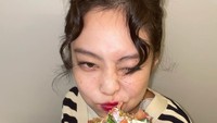 Saat sedang pemotretan, Jennie menikmati burger dengan isian yang padat. Posenya sangat menggemaskan lho Blinks! Foto: Instagram @jennierubyjane