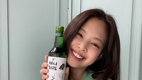 Sebelum terjun ke dunia akting, Jennie kerap menjadi model produk F&B. Salah satunya membintangi iklan soju. Foto: Instagram @jennierubyjane