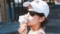 Jennie kerap mengunjungi Amerika untuk bekerja. Ia membeli satu cone es krim vanilla dan berpose keren pada foto. Foto: Instagram @jennierubyjane