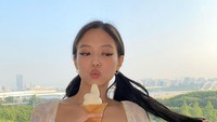 Tak hanya sekali, tapi ada momen lain saat Jennie menikmati es krim yang tampak lembut. Foto: Instagram @jennierubyjane