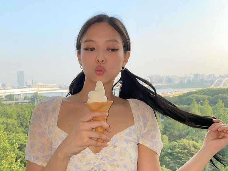 10 Potret Jennie BLACKPINK Jadi Bintang Iklan Soju dan Makan Es Krim