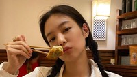 Jennie menikmati dumpling di sebuah restoran. Pelantun lagu Solo ini tampak menikmati dumpling isi daging babi itu. Foto: Instagram @jennierubyjane