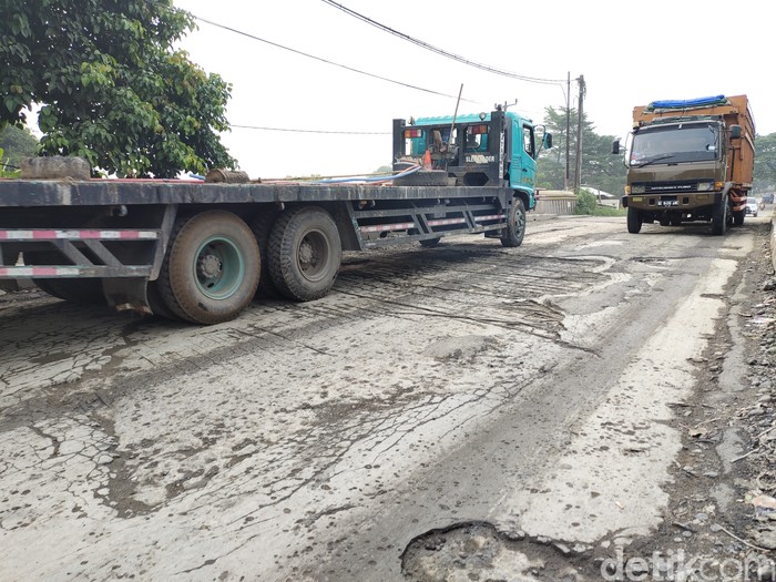 Jl Ir Sutami, Lebak, Banten, rusak. 29 Juli 2022. (Fathul Rizkoh/detikcom)