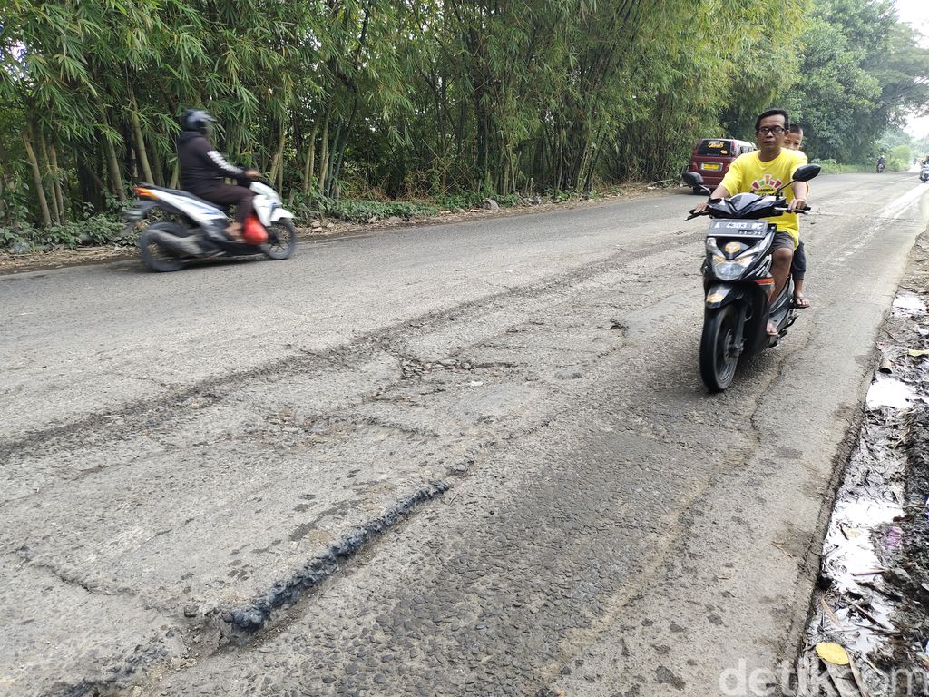 Jl Ir Sutami, Lebak, Banten, rusak. 29 Juli 2022. (Fathul Rizkoh/detikcom)