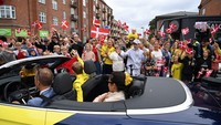 Warga berjubel untuk menyambut dan melihat langsung juara Tour de France (TDF) 2022 tersebut. Ia disambut bak pahlawan dari medan perang. (Thomas Sjoerup/Ritzau Scanpix/AFP/Getty Images)